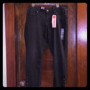 Levi’s women’s size 18 skinny ankle jeans.